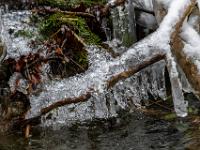 Astende über dem Bach komplett mit Eis überzogen